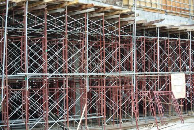 JOHOR, MALAYSIA -APRIL 13, 2016: İnşaat alanındaki platform, biçimlendirme ve yapıyı desteklemek için geçici yapı olarak kullanılan yapı. Ayrıca işçiler için yürüme platformu olarak kullanılıyor.. 