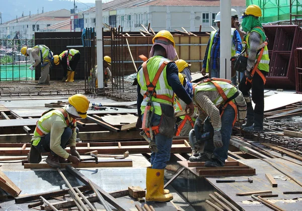 Perak Malaysia Abril 2016 Trabalhadores Construção Civil Que Fabricam Cofragem — Fotografia de Stock