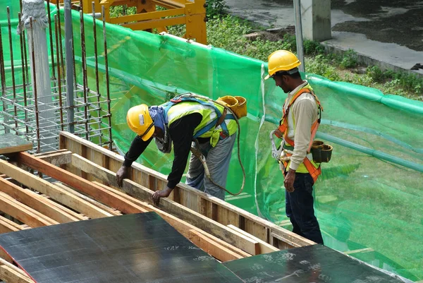 Perak Malaysia Abril 2016 Trabalhadores Construção Civil Que Fabricam Cofragem — Fotografia de Stock