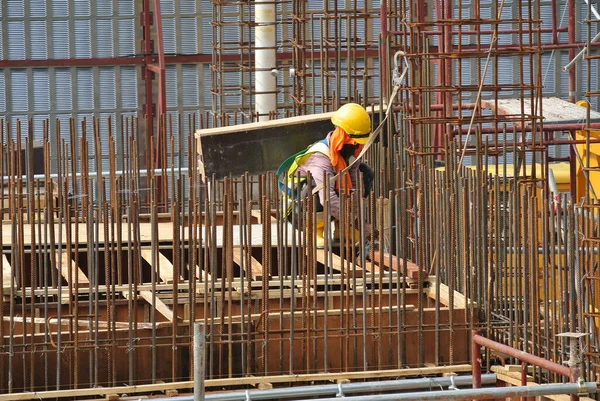 Malacca Malaysia May 2016 马来西亚马六甲建筑工地的建筑工人制造钢筋 钢筋用一根小小的金属丝绑在一起 — 图库照片