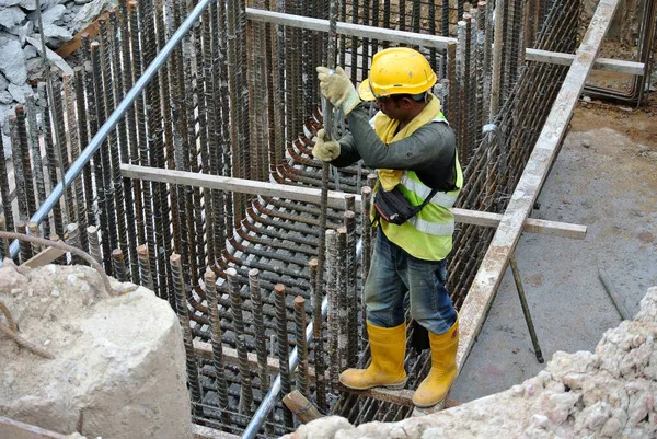 Malacca Malaysia May 2016 马来西亚马六甲建筑工地的建筑工人制造钢筋 钢筋用一根小小的金属丝绑在一起 — 图库照片