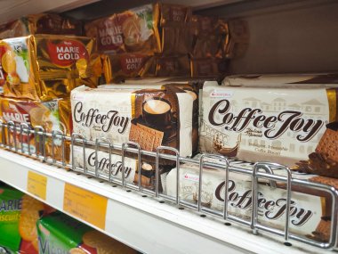 KUALA LUMPUR, MALAYSIA -14 Haziran 2021: Bisküvilerin çeşitliliği iyi ve ilginç paketleme ve mağazanın içindeki raflarda sergilendi. Müşterilerin satın almasını kolaylaştırmak için markaya göre sırala.