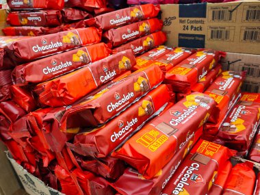 KUALA LUMPUR, MALAYSIA -14 Haziran 2021: Bisküvilerin çeşitliliği iyi ve ilginç paketleme ve mağazanın içindeki raflarda sergilendi. Müşterilerin satın almasını kolaylaştırmak için markaya göre sırala.