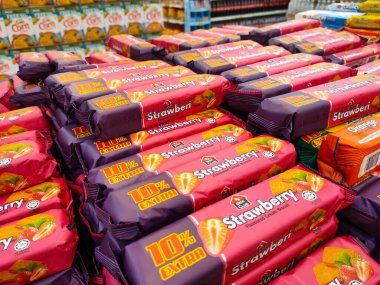 KUALA LUMPUR, MALAYSIA -14 Haziran 2021: Bisküvilerin çeşitliliği iyi ve ilginç paketleme ve mağazanın içindeki raflarda sergilendi. Müşterilerin satın almasını kolaylaştırmak için markaya göre sırala.