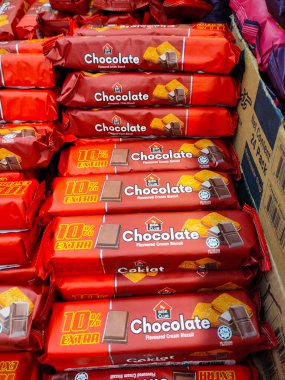 KUALA LUMPUR, MALAYSIA -14 Haziran 2021: Bisküvilerin çeşitliliği iyi ve ilginç paketleme ve mağazanın içindeki raflarda sergilendi. Müşterilerin satın almasını kolaylaştırmak için markaya göre sırala.