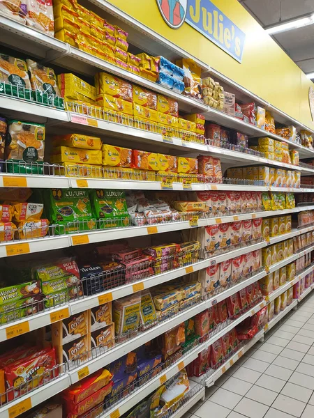 KUALA LUMPUR, MALAYSIA -14 Haziran 2021: Bisküvilerin çeşitliliği iyi ve ilginç paketleme ve mağazanın içindeki raflarda sergilendi. Müşterilerin satın almasını kolaylaştırmak için markaya göre sırala.