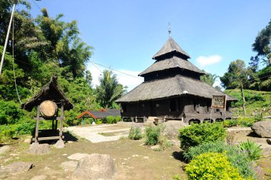 BATI SUMATERA, İNDONEZYA - 8 Haziran 2014: Tuo Kayu Jao Camii Batı Sumatra, Endonezya 'da yer almaktadır. 1599 yılında inşa edilmiş ve Endonezya 'nın en eski ikinci camii..