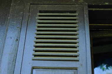 Batı SUMATERA, İNDONEZYA - 8 Haziran 2014: Batı Sumatra, Endonezya 'daki Tuo Kayu Jao Camii' nin geleneksel kereste penceresi. 1599 yılında inşa edilmiş ve Endonezya 'nın en eski ikinci camii..