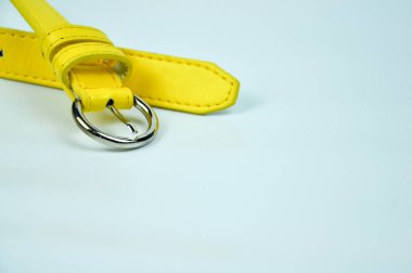 Beyaz arka planda izole edilmiş sarı kemer. Bel kemeri PU derisinden yapılmış.. 