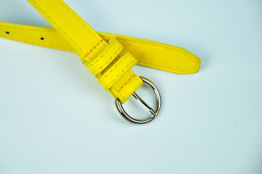 Beyaz arka planda izole edilmiş sarı kemer. Bel kemeri PU derisinden yapılmış.. 