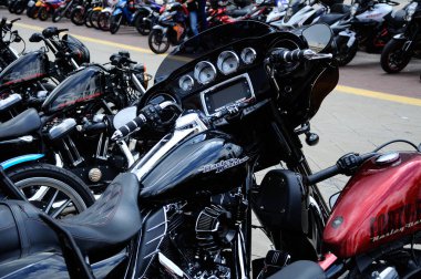 KUALA LUMPUR, MALAYSIA - 25 Şubat 2017: Sürücü sınıfı motosiklet modellerinin çeşitli modellerinin toplanması ve açık alana park edilmesi. Çoğu Amerika 'dan, Harley Davidson üreticisi tarafından yapılmış..