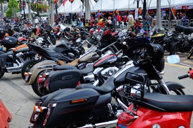 KUALA LUMPUR, MALAYSIA - 25 Şubat 2017: Sürücü sınıfı motosiklet modellerinin çeşitli modellerinin toplanması ve açık alana park edilmesi. Çoğu Amerika 'dan, Harley Davidson üreticisi tarafından yapılmış..