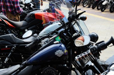 KUALA LUMPUR, MALAYSIA - 25 Şubat 2017: Sürücü sınıfı motosiklet modellerinin çeşitli modellerinin toplanması ve açık alana park edilmesi. Çoğu Amerika 'dan, Harley Davidson üreticisi tarafından yapılmış..