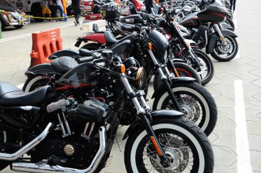 KUALA LUMPUR, MALAYSIA - 25 Şubat 2017: Sürücü sınıfı motosiklet modellerinin çeşitli modellerinin toplanması ve açık alana park edilmesi. Çoğu Amerika 'dan, Harley Davidson üreticisi tarafından yapılmış..