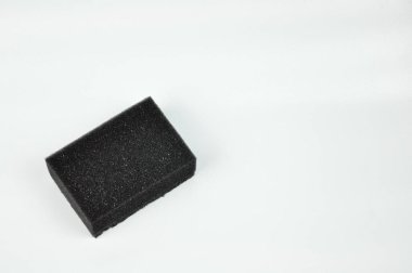 Bulaşık yıkamak için kullanılan siyah sünger. İki yüzeyi pürüzsüz ve pürüzsüz..