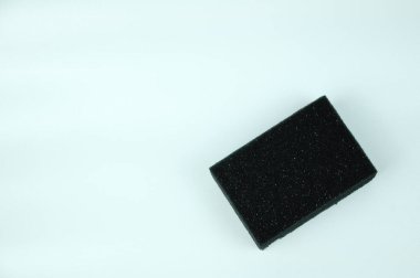 Bulaşık yıkamak için kullanılan siyah sünger. İki yüzeyi pürüzsüz ve pürüzsüz..