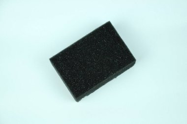 Bulaşık yıkamak için kullanılan siyah sünger. İki yüzeyi pürüzsüz ve pürüzsüz..