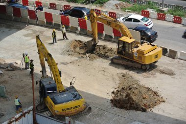MALACCA, MALAYSIA -16 Şubat 2017: Kazı makinesi inşaat sırasında kazılmış toprak kullanılan ağır bir inşaat makinesidir. Uzun bir hidrolik kolla kovayla güçlendirilmiş..  