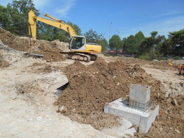 MALACCA, MALAYSIA -16 Şubat 2017: Kazı makinesi inşaat sırasında kazılmış toprak kullanılan ağır bir inşaat makinesidir. Uzun bir hidrolik kolla kovayla güçlendirilmiş..  