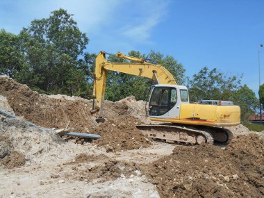 MALACCA, MALAYSIA -16 Şubat 2017: Kazı makinesi inşaat sırasında kazılmış toprak kullanılan ağır bir inşaat makinesidir. Uzun bir hidrolik kolla kovayla güçlendirilmiş..  