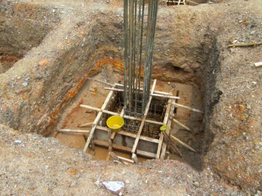 SELANGOR, MALAYSIA - 14 Mayıs 2016: İnşaat işçileri inşaat alanında yığınla çelik takviye çubuğu ve kereste formu üretiyor.  