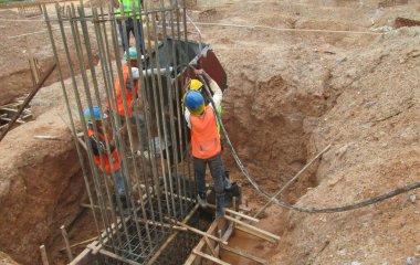 SELANGOR, MALAYSIA - 14 Mayıs 2016: İnşaat işçileri inşaat alanında yığınla çelik takviye çubuğu ve kereste formu üretiyor.  