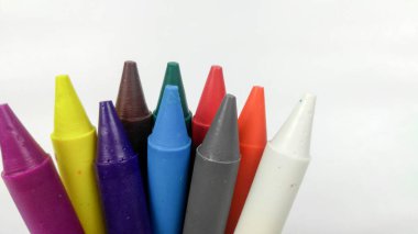 Renkli çocuklar, beyaz arka planda izole edilmiş yeşil kovada boya çubukları..  