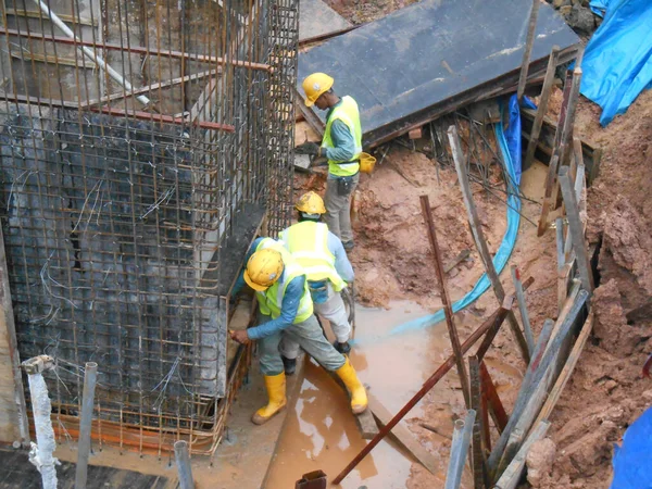 Selangor Malaysia May 2016 建筑工人在建筑工地制造桩帽钢筋和木材模板 — 图库照片