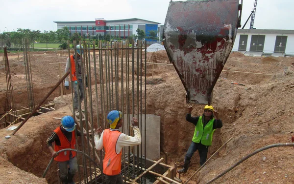 Selangor Malaysia May 2016 建筑工人在建筑工地制造桩帽钢筋和木材模板 — 图库照片