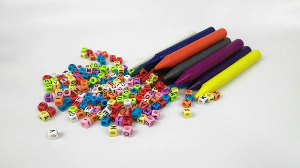 Crianças Coloridas Creyon Sticks Pequenos Blocos Plástico Colorido Com Alfabeto — Fotografia de Stock