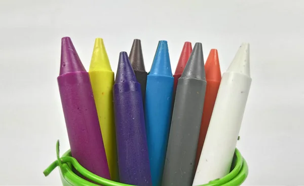 Kleurrijke Kinderen Krijtstiften Groene Emmer Geïsoleerd Witte Achtergrond — Stockfoto