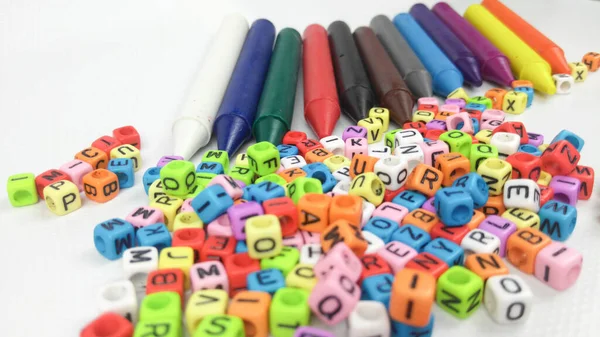 Πολύχρωμα Παιδικά Κραγιόν Και Μικρά Πολύχρωμα Πλαστικά Μπλοκ Τυπωμένο Αλφάβητο — Φωτογραφία Αρχείου