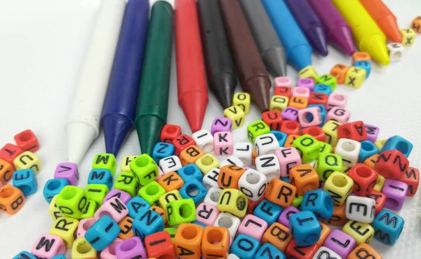 Πολύχρωμα Παιδικά Κραγιόν Και Μικρά Πολύχρωμα Πλαστικά Μπλοκ Τυπωμένο Αλφάβητο — Φωτογραφία Αρχείου