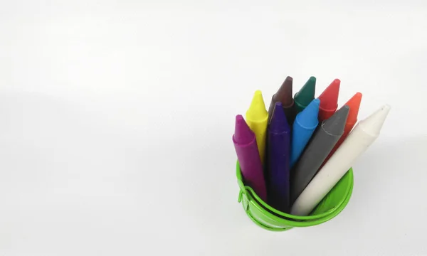 Bambini Colorati Pastello Bastoni Secchio Verde Isolato Sfondo Bianco — Foto Stock