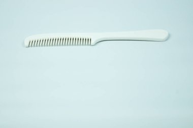 Beyaz arkaplanda izole edilmiş plastik beyaz saç tarağı. 
