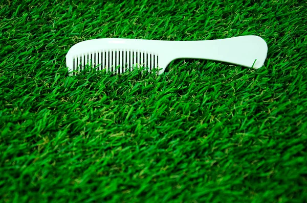 Біле Пластикове Волосся Ізольоване Зеленій Штучній Траві — стокове фото