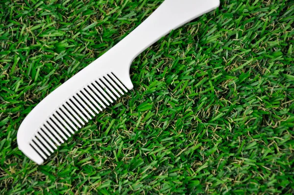Біле Пластикове Волосся Ізольоване Зеленій Штучній Траві — стокове фото