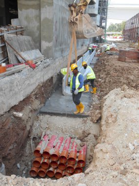 SEREMBAN, MALAYSIA - Mart 02, 2017: Yeraltı hizmet borusu inşaat alanında işçiler tarafından döşendi.  