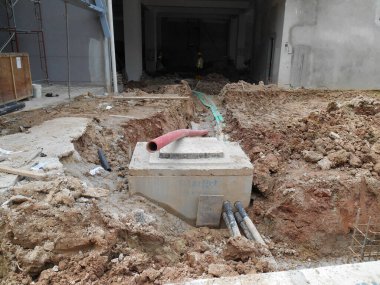 SEREMBAN, MALAYSIA - Mart 02, 2017: Yeraltı hizmet borusu inşaat alanında işçiler tarafından döşendi.  
