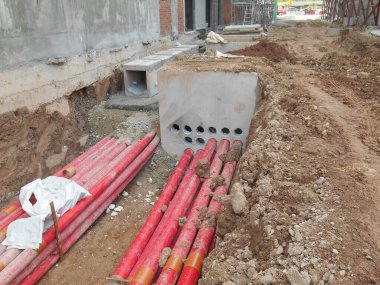 SEREMBAN, MALAYSIA - Mart 02, 2017: Yeraltı hizmet borusu inşaat alanında işçiler tarafından döşendi.  