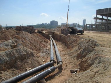 SEREMBAN, MALAYSIA - Mart 02, 2017: Yeraltı hizmet borusu inşaat alanında işçiler tarafından döşendi.  