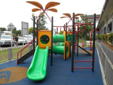 SEREMBAN, MALAYSIA -16 HAZİRAN 2017: Seremban Malezya 'daki halk parkındaki modern çocuk parkı. Çocukların eğlenmesi için birkaç farklı temayla tasarlandı.. 