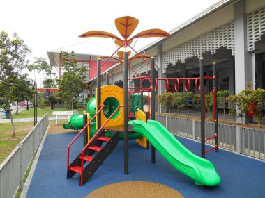 SEREMBAN, MALAYSIA -16 HAZİRAN 2017: Seremban Malezya 'daki halk parkındaki modern çocuk parkı. Çocukların eğlenmesi için birkaç farklı temayla tasarlandı.. 