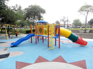 SEREMBAN, MALAYSIA -16 HAZİRAN 2017: Seremban Malezya 'daki halk parkındaki modern çocuk parkı. Çocukların eğlenmesi için birkaç farklı temayla tasarlandı.. 