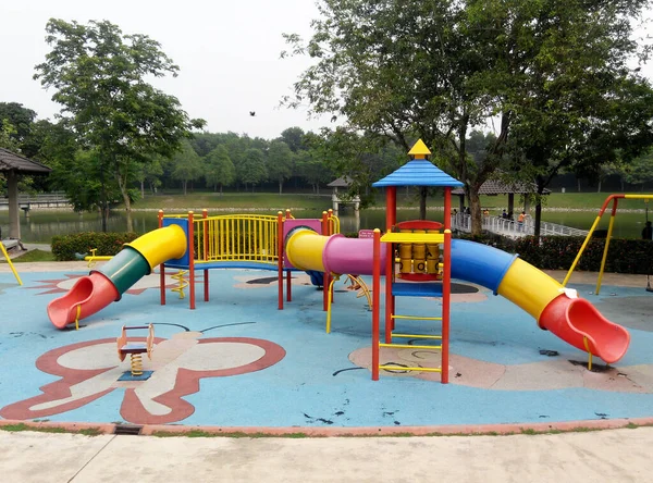 セレンバン マレーシア 2017年1月16日 セレンバン マレーシアの公園内にある現代的な子供の屋外遊び場 それは子供たちが楽しむためにいくつかの異なるテーマで設計されました — ストック写真