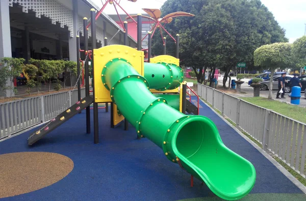 セレンバン マレーシア 2017年1月16日 セレンバン マレーシアの公園内にある現代的な子供の屋外遊び場 それは子供たちが楽しむためにいくつかの異なるテーマで設計されました — ストック写真