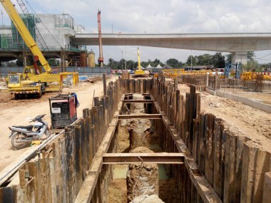Malacca, Malaysia-25 Eylül 2015: geçici çelik sac istinat duvarı dışarıda yığın çukurları içine Daralt topraktan tutan sayfası kazık cofferdam yöntemini kullanarak.  