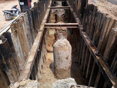 Malacca, Malaysia-25 Eylül 2015: geçici çelik sac istinat duvarı dışarıda yığın çukurları içine Daralt topraktan tutan sayfası kazık cofferdam yöntemini kullanarak.  