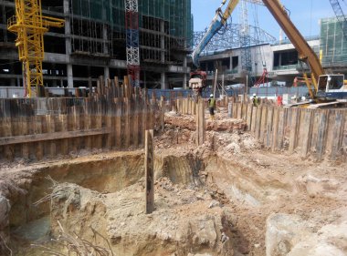 Malacca, Malaysia-25 Eylül 2015: geçici çelik sac istinat duvarı dışarıda yığın çukurları içine Daralt topraktan tutan sayfası kazık cofferdam yöntemini kullanarak.  