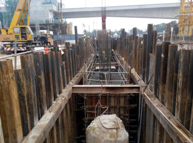 Malacca, Malaysia-25 Eylül 2015: geçici çelik sac istinat duvarı dışarıda yığın çukurları içine Daralt topraktan tutan sayfası kazık cofferdam yöntemini kullanarak.  